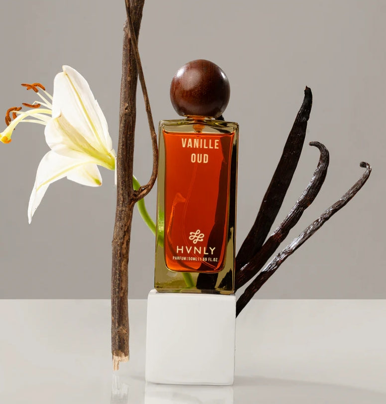 Sliding shot of Vanille Oud perfume showcasing the top, middle and base notes in a simplistic way in the next frame.